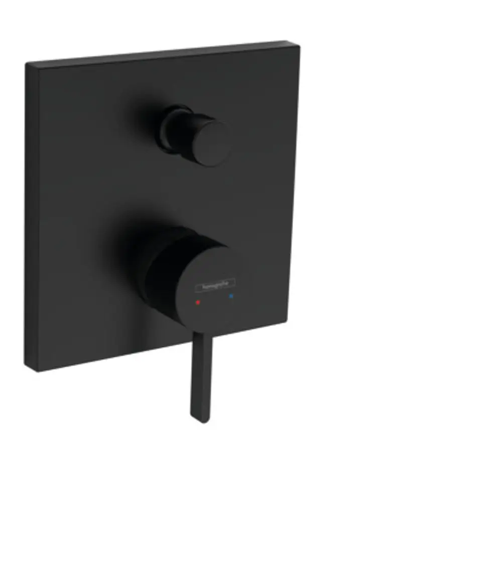 Wannenmischer von Hansgrohe in mattschwarz mit einem bedienbaren Hebel und zwei Reglern zur Einstellung von Wasserfluss und Temperatur auf quadratischer Plattenaufhängung.